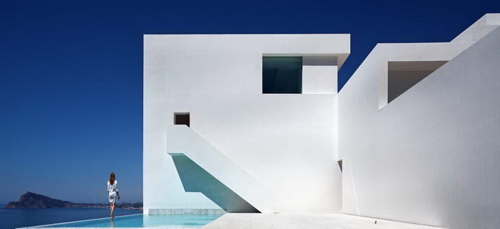 House on the Cliff by Fran Silvestre Arquitectos