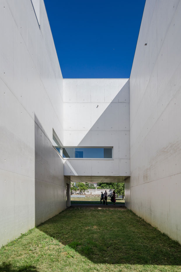 The Nadir Afonso Art Museum by Álvaro Siza Vieira Architects ...