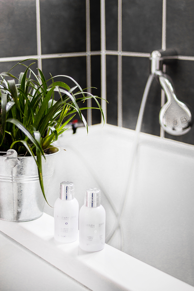 10 Ways to Make Your Bathroom Look Expensive