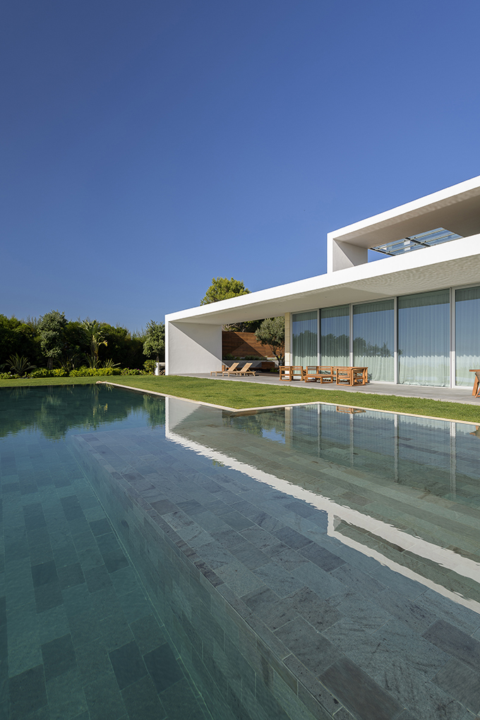 Sea Front Villa by Arq Tailor's - Archiscene - Your Daily